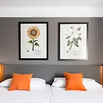 Malcom And Barret Hotel